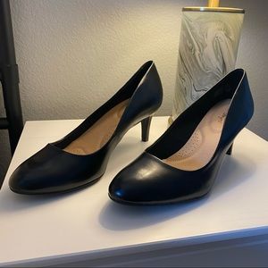 Like New Dexflex Comfort Heels in Black
